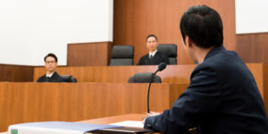 交通事故で裁判を起こすメリット・デメリット｜裁判の流れや費用面も解説