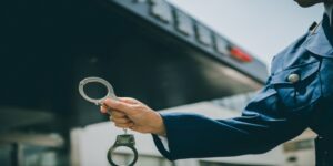 スピード違反で逮捕されるのはどんなとき？主なケースと判例、逮捕後の流れを解説