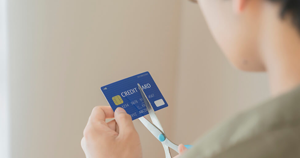 自己破産後にクレジットカードは使える？代替手段や注意点を解説