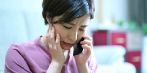 アコムで滞納するとどうなる？支払い遅れのリスクや返済が難しい場合の対処法を解説