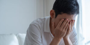 自殺すると借金はどうなる？残された家族への影響や相談窓口を解説
