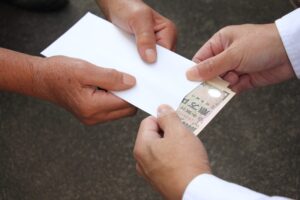 生前贈与で現金手渡しはOK？贈与税・相続税で税務署に指摘されないための注意点を解説